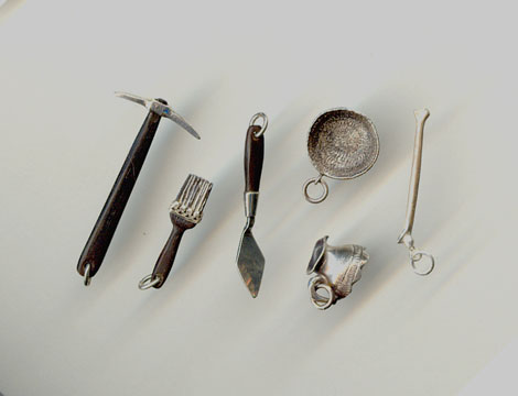 Small_scale_archeology_tools.jpg