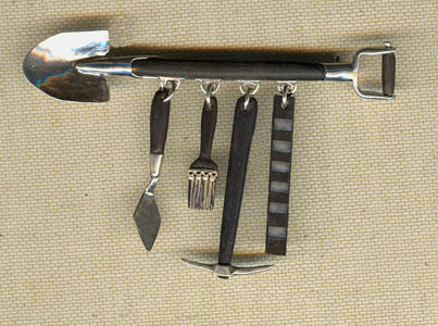 Small_scale_archeology_tools_brooch.jpg